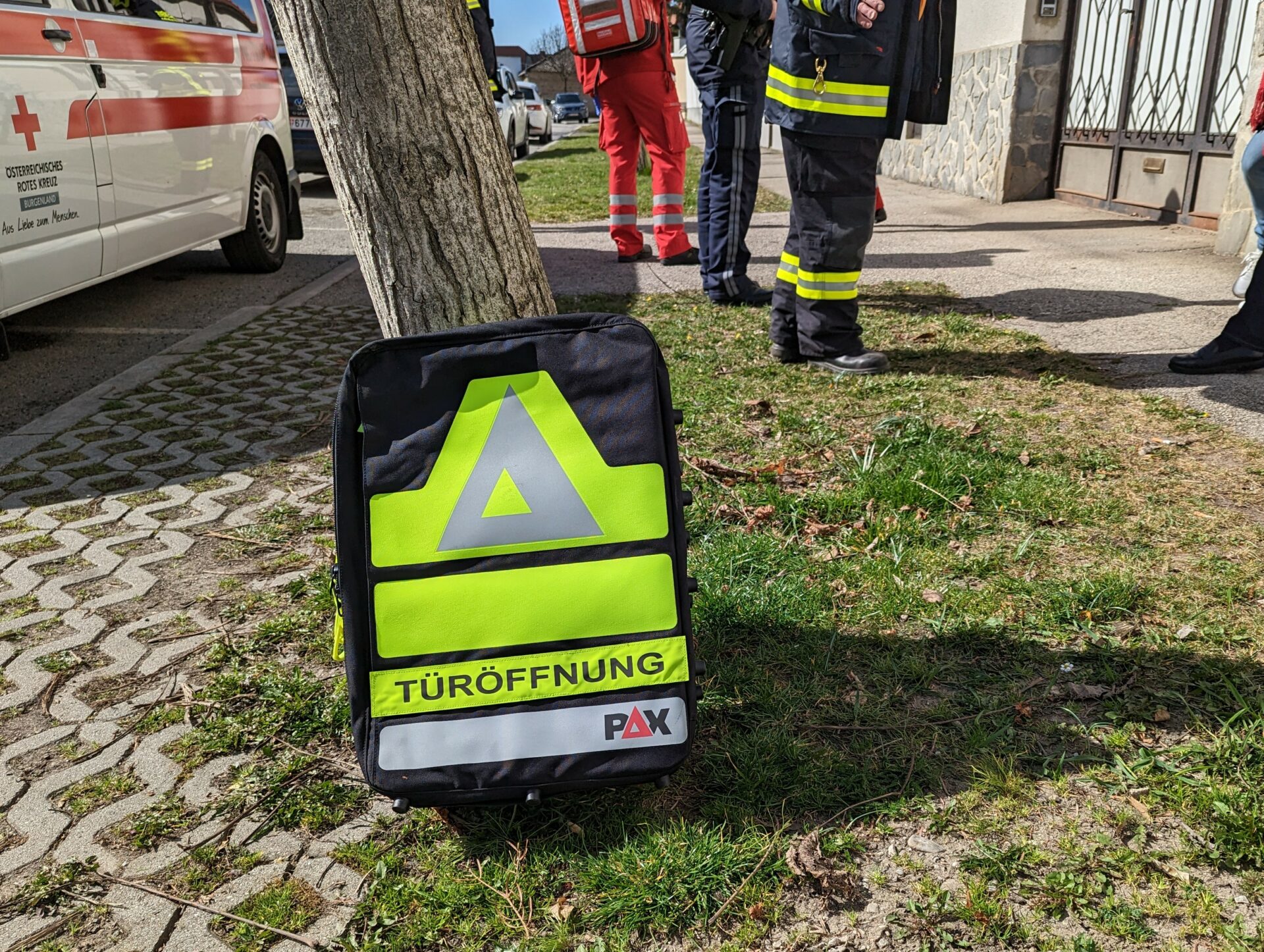 Tür­öff­nung mit glimpf­li­chen Ausgang