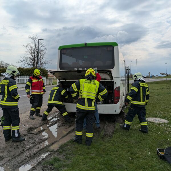 Bus steckt im Schlamm