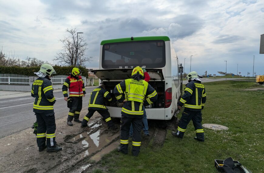 Bus steckt im Schlamm